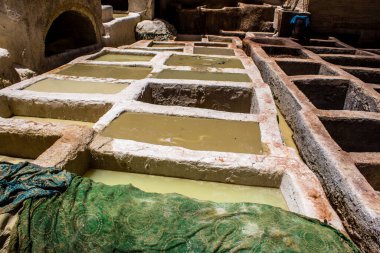 Fez, Fas - 13 Haziran 2022 Chouara Tannery, Chouara 'daki boya fıçıları Fez Medine' nin en ikonik manzaraları arasındadır. Eskiler 'in bronzlaşma ve boyama sanatı, içsel gerçekliğiyle.