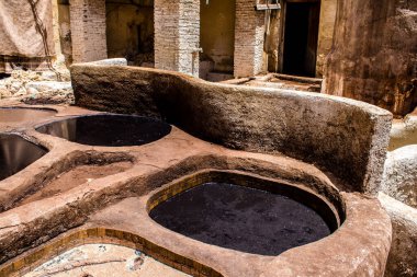 Fez, Fas - 13 Haziran 2022 Chouara Tannery, Chouara 'daki boya fıçıları Fez Medine' nin en ikonik manzaraları arasındadır. Eskiler 'in bronzlaşma ve boyama sanatı, içsel gerçekliğiyle.