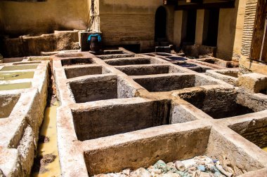 Fez, Fas - 13 Haziran 2022 Chouara Tannery, Chouara 'daki boya fıçıları Fez Medine' nin en ikonik manzaraları arasındadır. Eskiler 'in bronzlaşma ve boyama sanatı, içsel gerçekliğiyle.