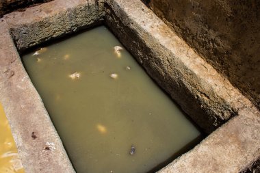 Fez, Fas - 13 Haziran 2022 Chouara Tannery, Chouara 'daki boya fıçıları Fez Medine' nin en ikonik manzaraları arasındadır. Eskiler 'in bronzlaşma ve boyama sanatı, içsel gerçekliğiyle.