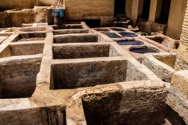 Fez, Fas - 13 Haziran 2022 Chouara Tannery, Chouara 'daki boya fıçıları Fez Medine' nin en ikonik manzaraları arasındadır. Eskiler 'in bronzlaşma ve boyama sanatı, içsel gerçekliğiyle.