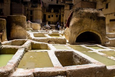 Fez, Fas - 13 Haziran 2022 Chouara Tannery, Chouara 'daki boya fıçıları Fez Medine' nin en ikonik manzaraları arasındadır. Eskiler 'in bronzlaşma ve boyama sanatı, içsel gerçekliğiyle.