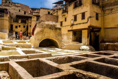 Fez, Fas - 13 Haziran 2022 Chouara Tannery, Chouara 'daki boya fıçıları Fez Medine' nin en ikonik manzaraları arasındadır. Eskiler 'in bronzlaşma ve boyama sanatı, içsel gerçekliğiyle.