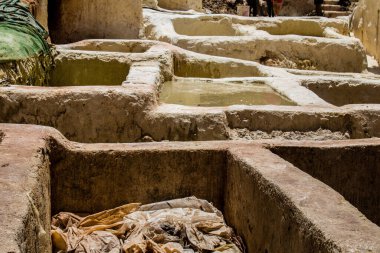 Fez, Fas - 13 Haziran 2022 Chouara Tannery, Chouara 'daki boya fıçıları Fez Medine' nin en ikonik manzaraları arasındadır. Eskiler 'in bronzlaşma ve boyama sanatı, içsel gerçekliğiyle.