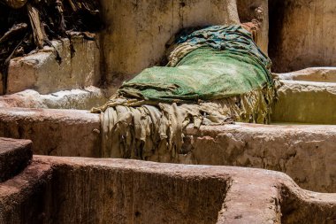 Fez, Fas - 13 Haziran 2022 Chouara Tannery, Chouara 'daki boya fıçıları Fez Medine' nin en ikonik manzaraları arasındadır. Eskiler 'in bronzlaşma ve boyama sanatı, içsel gerçekliğiyle.