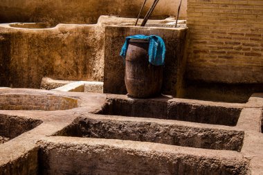 Fez, Fas - 13 Haziran 2022 Chouara Tannery, Chouara 'daki boya fıçıları Fez Medine' nin en ikonik manzaraları arasındadır. Eskiler 'in bronzlaşma ve boyama sanatı, içsel gerçekliğiyle.