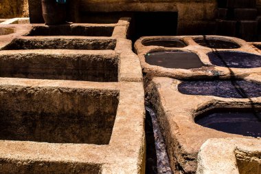 Fez, Fas - 13 Haziran 2022 Chouara Tannery, Chouara 'daki boya fıçıları Fez Medine' nin en ikonik manzaraları arasındadır. Eskiler 'in bronzlaşma ve boyama sanatı, içsel gerçekliğiyle.