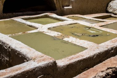 Fez, Fas - 13 Haziran 2022 Chouara Tannery, Chouara 'daki boya fıçıları Fez Medine' nin en ikonik manzaraları arasındadır. Eskiler 'in bronzlaşma ve boyama sanatı, içsel gerçekliğiyle.