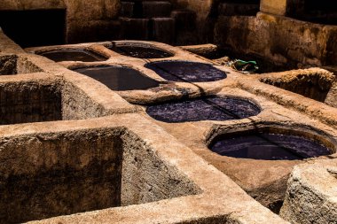Fez, Fas - 13 Haziran 2022 Chouara Tannery, Chouara 'daki boya fıçıları Fez Medine' nin en ikonik manzaraları arasındadır. Eskiler 'in bronzlaşma ve boyama sanatı, içsel gerçekliğiyle.