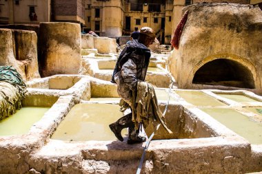 Fez, Fas - 13 Haziran 2022 Chouara Tannery, Chouara 'daki boya fıçıları Fez Medine' nin en ikonik manzaraları arasındadır. Eskiler 'in bronzlaşma ve boyama sanatı, içsel gerçekliğiyle.