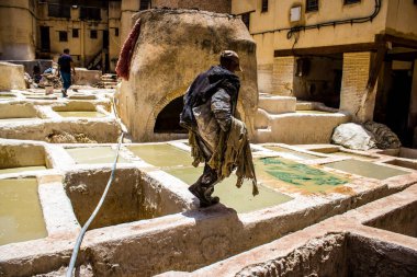 Fez, Fas - 13 Haziran 2022 Chouara Tannery, Chouara 'daki boya fıçıları Fez Medine' nin en ikonik manzaraları arasındadır. Eskiler 'in bronzlaşma ve boyama sanatı, içsel gerçekliğiyle.