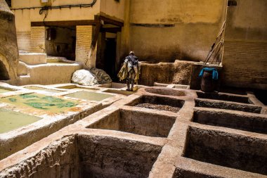 Fez, Fas - 13 Haziran 2022 Chouara Tannery, Chouara 'daki boya fıçıları Fez Medine' nin en ikonik manzaraları arasındadır. Eskiler 'in bronzlaşma ve boyama sanatı, içsel gerçekliğiyle.