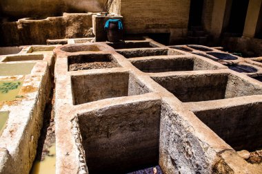 Fez, Fas - 13 Haziran 2022 Chouara Tannery, Chouara 'daki boya fıçıları Fez Medine' nin en ikonik manzaraları arasındadır. Eskiler 'in bronzlaşma ve boyama sanatı, içsel gerçekliğiyle.