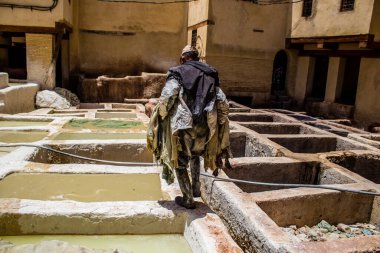 Fez, Fas - 13 Haziran 2022 Chouara Tannery, Chouara 'daki boya fıçıları Fez Medine' nin en ikonik manzaraları arasındadır. Eskiler 'in bronzlaşma ve boyama sanatı, içsel gerçekliğiyle.