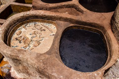 Fez, Fas - 13 Haziran 2022 Chouara Tannery, Chouara 'daki boya fıçıları Fez Medine' nin en ikonik manzaraları arasındadır. Eskiler 'in bronzlaşma ve boyama sanatı, içsel gerçekliğiyle.