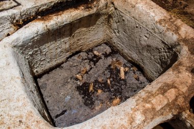 Fez, Fas - 13 Haziran 2022 Chouara Tannery, Chouara 'daki boya fıçıları Fez Medine' nin en ikonik manzaraları arasındadır. Eskiler 'in bronzlaşma ve boyama sanatı, içsel gerçekliğiyle.