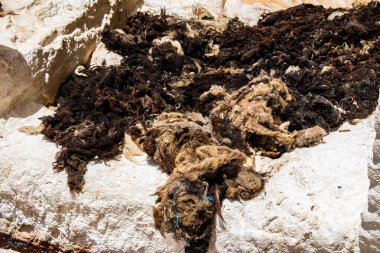 Fez, Fas - 13 Haziran 2022 Chouara Tannery, Chouara 'daki boya fıçıları Fez Medine' nin en ikonik manzaraları arasındadır. Eskiler 'in bronzlaşma ve boyama sanatı, içsel gerçekliğiyle.