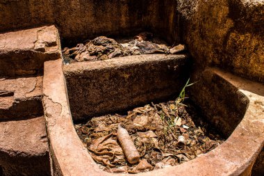 Fez, Fas - 13 Haziran 2022 Chouara Tannery, Chouara 'daki boya fıçıları Fez Medine' nin en ikonik manzaraları arasındadır. Eskiler 'in bronzlaşma ve boyama sanatı, içsel gerçekliğiyle.