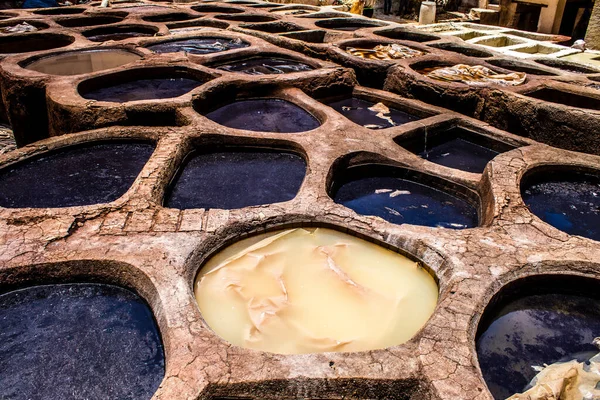 Fez, Fas - 13 Haziran 2022 Chouara Tannery, Chouara 'daki boya fıçıları Fez Medine' nin en ikonik manzaraları arasındadır. Eskiler 'in bronzlaşma ve boyama sanatı, içsel gerçekliğiyle.