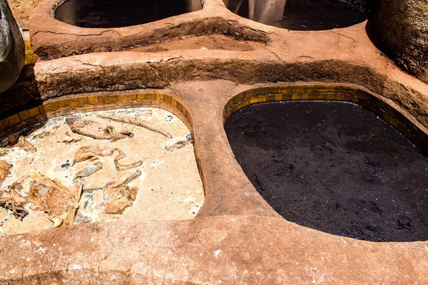 Fez, Fas - 13 Haziran 2022 Chouara Tannery, Chouara 'daki boya fıçıları Fez Medine' nin en ikonik manzaraları arasındadır. Eskiler 'in bronzlaşma ve boyama sanatı, içsel gerçekliğiyle.