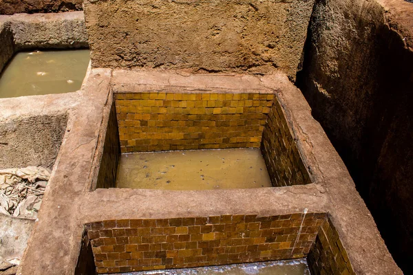 Fez, Fas - 13 Haziran 2022 Chouara Tannery, Chouara 'daki boya fıçıları Fez Medine' nin en ikonik manzaraları arasındadır. Eskiler 'in bronzlaşma ve boyama sanatı, içsel gerçekliğiyle.