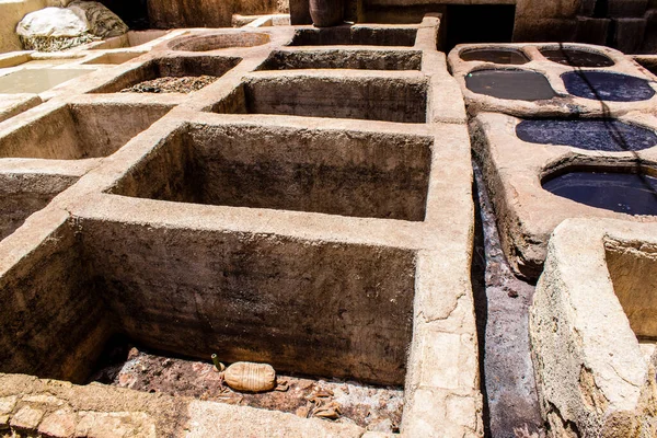 Fez, Fas - 13 Haziran 2022 Chouara Tannery, Chouara 'daki boya fıçıları Fez Medine' nin en ikonik manzaraları arasındadır. Eskiler 'in bronzlaşma ve boyama sanatı, içsel gerçekliğiyle.