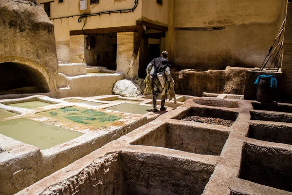 Fez, Fas - 13 Haziran 2022 Chouara Tannery, Chouara 'daki boya fıçıları Fez Medine' nin en ikonik manzaraları arasındadır. Eskiler 'in bronzlaşma ve boyama sanatı, içsel gerçekliğiyle.