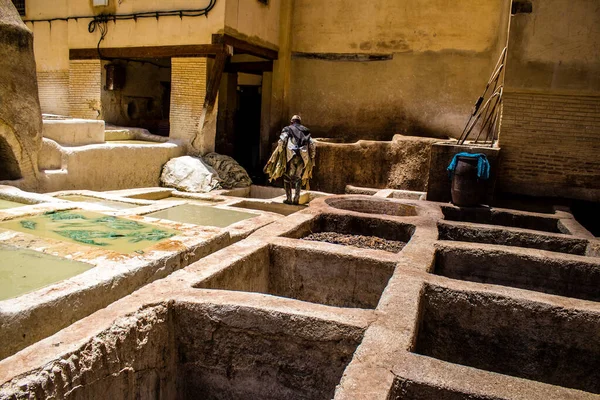 Fez, Fas - 13 Haziran 2022 Chouara Tannery, Chouara 'daki boya fıçıları Fez Medine' nin en ikonik manzaraları arasındadır. Eskiler 'in bronzlaşma ve boyama sanatı, içsel gerçekliğiyle.