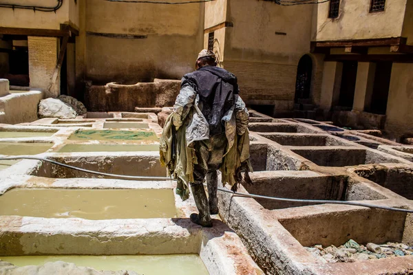 Fez, Fas - 13 Haziran 2022 Chouara Tannery, Chouara 'daki boya fıçıları Fez Medine' nin en ikonik manzaraları arasındadır. Eskiler 'in bronzlaşma ve boyama sanatı, içsel gerçekliğiyle.