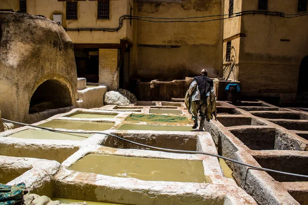Fez, Fas - 13 Haziran 2022 Chouara Tannery, Chouara 'daki boya fıçıları Fez Medine' nin en ikonik manzaraları arasındadır. Eskiler 'in bronzlaşma ve boyama sanatı, içsel gerçekliğiyle.