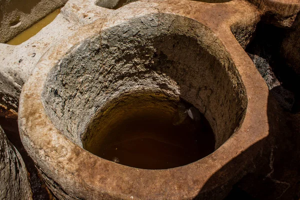 Fez, Fas - 13 Haziran 2022 Chouara Tannery, Chouara 'daki boya fıçıları Fez Medine' nin en ikonik manzaraları arasındadır. Eskiler 'in bronzlaşma ve boyama sanatı, içsel gerçekliğiyle.