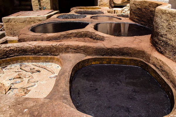 Fez, Fas - 13 Haziran 2022 Chouara Tannery, Chouara 'daki boya fıçıları Fez Medine' nin en ikonik manzaraları arasındadır. Eskiler 'in bronzlaşma ve boyama sanatı, içsel gerçekliğiyle.