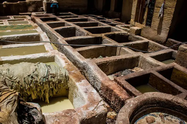 Fez, Fas - 13 Haziran 2022 Chouara Tannery, Chouara 'daki boya fıçıları Fez Medine' nin en ikonik manzaraları arasındadır. Eskiler 'in bronzlaşma ve boyama sanatı, içsel gerçekliğiyle.