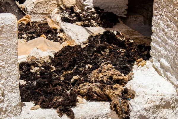 Fez, Fas - 13 Haziran 2022 Chouara Tannery, Chouara 'daki boya fıçıları Fez Medine' nin en ikonik manzaraları arasındadır. Eskiler 'in bronzlaşma ve boyama sanatı, içsel gerçekliğiyle.