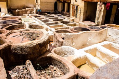Fez, Fas - 13 Haziran 2022 Chouara Tannery, Chouara 'daki boya fıçıları Fez Medine' nin en ikonik manzaraları arasındadır. Eskiler 'in bronzlaşma ve boyama sanatı, içsel gerçekliğiyle.