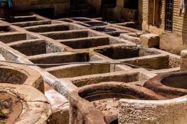 Fez, Fas - 13 Haziran 2022 Chouara Tannery, Chouara 'daki boya fıçıları Fez Medine' nin en ikonik manzaraları arasındadır. Eskiler 'in bronzlaşma ve boyama sanatı, içsel gerçekliğiyle.