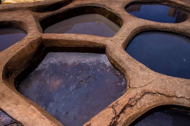 Fez, Fas - 13 Haziran 2022 Chouara Tannery, Chouara 'daki boya fıçıları Fez Medine' nin en ikonik manzaraları arasındadır. Eskiler 'in bronzlaşma ve boyama sanatı, içsel gerçekliğiyle.