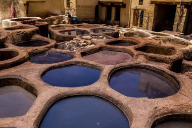 Fez, Fas - 13 Haziran 2022 Chouara Tannery, Chouara 'daki boya fıçıları Fez Medine' nin en ikonik manzaraları arasındadır. Eskiler 'in bronzlaşma ve boyama sanatı, içsel gerçekliğiyle.
