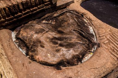 Fez, Fas - 13 Haziran 2022 Chouara Tannery, Chouara 'daki boya fıçıları Fez Medine' nin en ikonik manzaraları arasındadır. Eskiler 'in bronzlaşma ve boyama sanatı, içsel gerçekliğiyle.