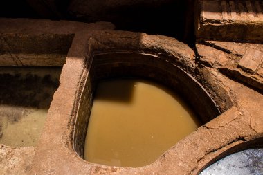 Fez, Fas - 13 Haziran 2022 Chouara Tannery, Chouara 'daki boya fıçıları Fez Medine' nin en ikonik manzaraları arasındadır. Eskiler 'in bronzlaşma ve boyama sanatı, içsel gerçekliğiyle.