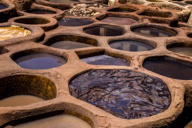 Fez, Fas - 13 Haziran 2022 Chouara Tannery, Chouara 'daki boya fıçıları Fez Medine' nin en ikonik manzaraları arasındadır. Eskiler 'in bronzlaşma ve boyama sanatı, içsel gerçekliğiyle.