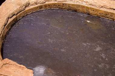 Fez, Fas - 13 Haziran 2022 Chouara Tannery, Chouara 'daki boya fıçıları Fez Medine' nin en ikonik manzaraları arasındadır. Eskiler 'in bronzlaşma ve boyama sanatı, içsel gerçekliğiyle.