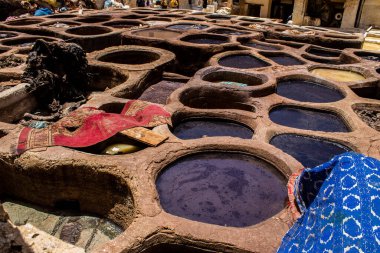 Fez, Fas - 13 Haziran 2022 Chouara Tannery, Chouara 'daki boya fıçıları Fez Medine' nin en ikonik manzaraları arasındadır. Eskiler 'in bronzlaşma ve boyama sanatı, içsel gerçekliğiyle.