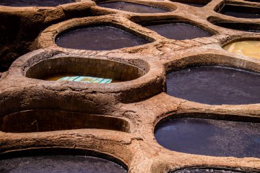 Fez, Fas - 13 Haziran 2022 Chouara Tannery, Chouara 'daki boya fıçıları Fez Medine' nin en ikonik manzaraları arasındadır. Eskiler 'in bronzlaşma ve boyama sanatı, içsel gerçekliğiyle.
