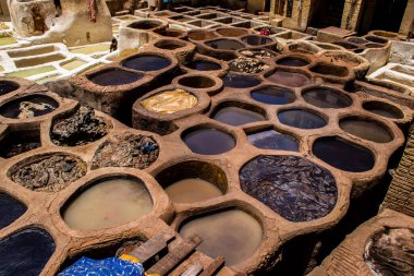 Fez, Fas - 13 Haziran 2022 Chouara Tannery, Chouara 'daki boya fıçıları Fez Medine' nin en ikonik manzaraları arasındadır. Eskiler 'in bronzlaşma ve boyama sanatı, içsel gerçekliğiyle.