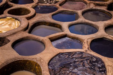 Fez, Fas - 13 Haziran 2022 Chouara Tannery, Chouara 'daki boya fıçıları Fez Medine' nin en ikonik manzaraları arasındadır. Eskiler 'in bronzlaşma ve boyama sanatı, içsel gerçekliğiyle.