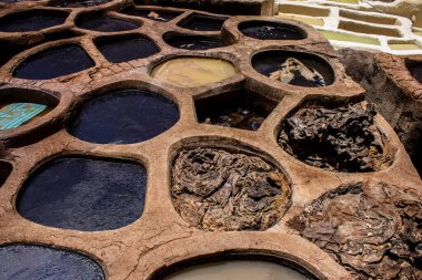 Fez, Fas - 13 Haziran 2022 Chouara Tannery, Chouara 'daki boya fıçıları Fez Medine' nin en ikonik manzaraları arasındadır. Eskiler 'in bronzlaşma ve boyama sanatı, içsel gerçekliğiyle.