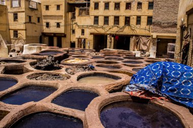 Fez, Fas - 13 Haziran 2022 Chouara Tannery, Chouara 'daki boya fıçıları Fez Medine' nin en ikonik manzaraları arasındadır. Eskiler 'in bronzlaşma ve boyama sanatı, içsel gerçekliğiyle.