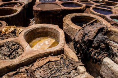 Fez, Fas - 13 Haziran 2022 Chouara Tannery, Chouara 'daki boya fıçıları Fez Medine' nin en ikonik manzaraları arasındadır. Eskiler 'in bronzlaşma ve boyama sanatı, içsel gerçekliğiyle.