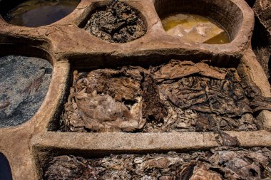 Fez, Fas - 13 Haziran 2022 Chouara Tannery, Chouara 'daki boya fıçıları Fez Medine' nin en ikonik manzaraları arasındadır. Eskiler 'in bronzlaşma ve boyama sanatı, içsel gerçekliğiyle.